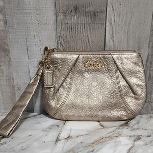 🌷Coach Metallic Rose Gold Leather Wristlet🌷